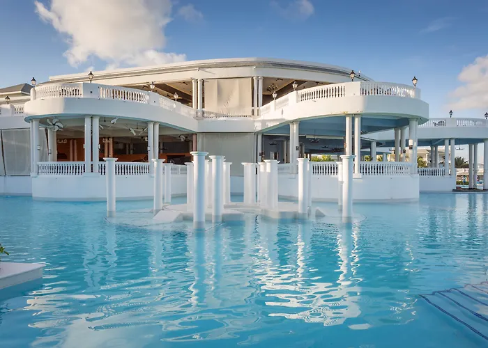 Grand Palladium Lady Hamilton Resort & Spa